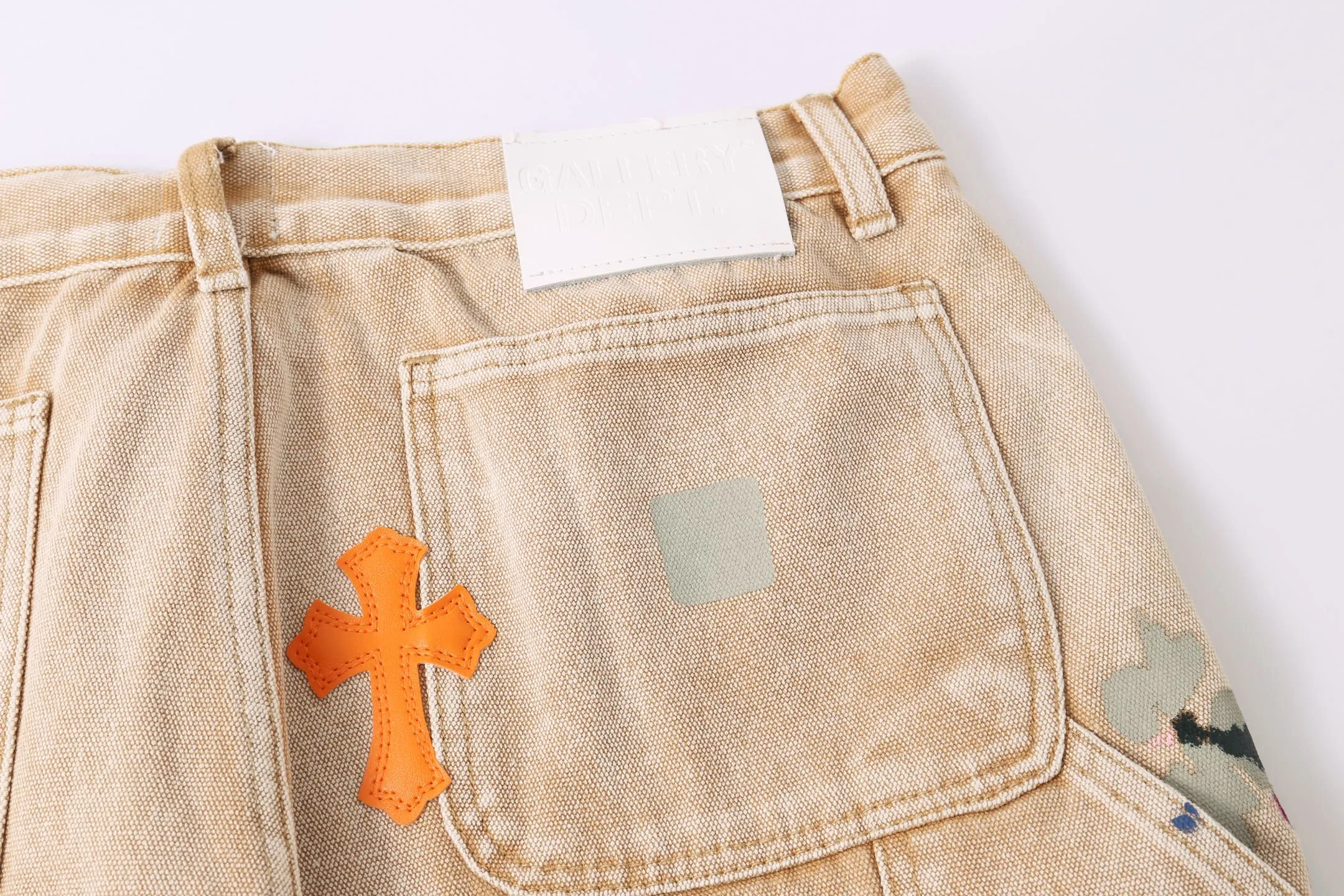 P250 Style No.: H888 GALLERY DEPT. & 𝐂𝐡𝐫𝐨𝐦𝐞 𝐇𝐞𝐚𝐫𝐭 Croxin co-branded ss25 wood splash ink hand-painted stitching multi-pocket bootcut jeans. Styles with different washed textures are very friendly to people with thin legs. The bootcut style perfectly modifies the leg shape. The timeless and moderate length makes it easy to match and match. It is the basis for various styles and is a must-have in your wardrobe! The fabric is stiff but also makes the upper body soft without losing texture. The washing process is even more perfect. It is a must-have item for everyone! ! ! Washed wheat, tag, pants label, three labels complete Color: Khaki Size: 28-30-32-34-36